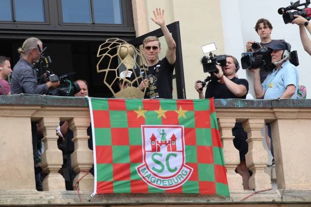 19 06 2023, xgox, Handball EHF Champions League, SC Magdeburg reception and celebration on the city hall balcony emspor, v l Gisli Thorgeir Kristjansson Magdeburg, 10 Magdeburg.