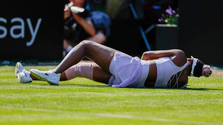 Sport Bilder des Tages 19th June 2023; Edgbaston Priory Club, Birmingham, England: Rothesay Classic Birmingham, Day 1; Venus Williams (USA) falls heavily during her match against Camila Giorgi (ITA)  ActionPlus12521390 RogerxEvans