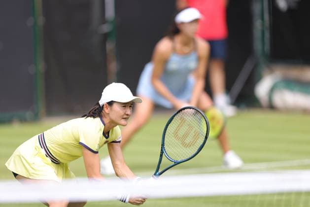 Ena Shibahara yellow and Shuko Aoyama blue , JPN, during womens doubles at 2023 bett1 Open in Berlin, 19 06 2023
