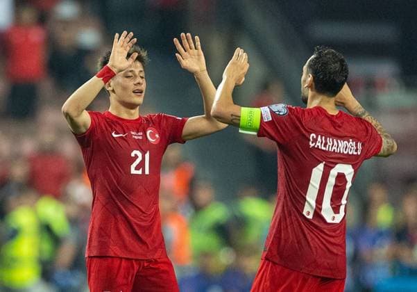 Football - UEFA EURO, EM, Europameisterschaft,Fussball 2024 Qualifying - Group D - Turkey v Wales SAMSUN, TURKEY - Monday, June 19, 2023: Turkey s Arda Güler (L) celebrates with captain Hakan Ã‡alhanoÄülu after the UEFA Euro 2024 Qualifying Group D match between Turkey and Wales at the Samsun 19 MayÄ±s Stadium. Turkey won 2-0. SAMSUN Samsun 19 MayÄ±s Stadium SAMSUN PROVINCE TURKEY  Copyright: xDavidxRawcliffex P2023-06-19-Turkey_Wales-113