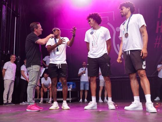 Team farewell at the end of the season at Münsterplatz Here TJ Shorts II , Tyson Ward, Collin Malcolm Telekom Baskets Bonn
