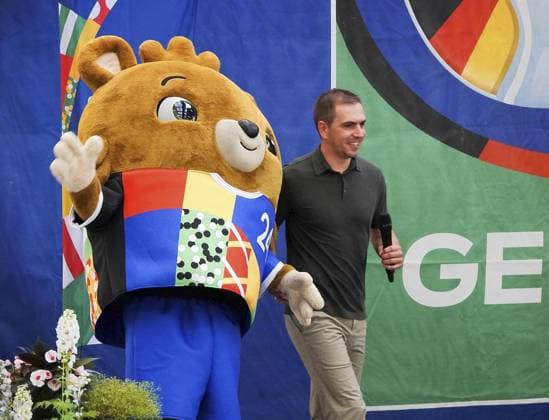 <p>Philipp Lahm (Turnierdirektor UEFA EURO, EM, Europameisterschaft,Fussball 2024) stellt am Dienstag, 20.06.2023 in der Gesamtschule Bergerfeld in Gelsenkirchen das bislang noch namenlose Maskottchen für die UEFA EURO 2024 vor. Deutschland NRW Gelsenkirchen Copyright: MichaelxKorte