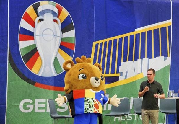<p>Philipp Lahm (Turnierdirektor UEFA EURO, EM, Europameisterschaft,Fussball 2024) stellt am Dienstag, 20.06.2023 in der Gesamtschule Bergerfeld in Gelsenkirchen das bislang noch namenlose Maskottchen für die UEFA EURO 2024 vor. Deutschland NRW Gelsenkirchen Copyright: MichaelxKorte