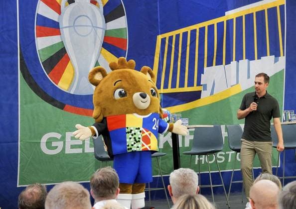 <p>Philipp Lahm (Turnierdirektor UEFA EURO, EM, Europameisterschaft,Fussball 2024) stellt am Dienstag, 20.06.2023 in der Gesamtschule Bergerfeld in Gelsenkirchen das bislang noch namenlose Maskottchen für die UEFA EURO 2024 vor. Deutschland NRW Gelsenkirchen Copyright: MichaelxKorte