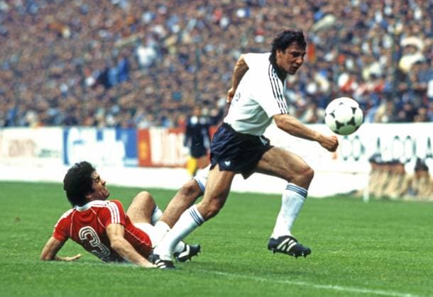 20.06.82 Deutschland - Chile Spanien, Gijon, 20.06.1982, Fussball, FIFA WM 1982 in Spanien, Deutschland - Chile (4:1): v.l. Rene Valenzuela (Chile), Felix Magath (Deutschland). *** 20 06 82 Germany Chile Spain, Gijon, 20 06 1982, Football, FIFA World Cup 1982 in Spain, Germany Chile 4 1 v l Rene Valenzuela Chile , Felix Magath Germany
