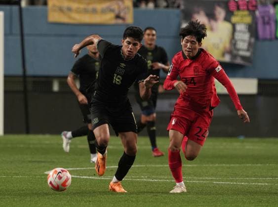 (230620) -- DAEJEON, June 20, 2023 -- Harold Osorio (L front) of El Salvador vies with Hong Hyunseok of South Korea during a friendly match between South Korea and El Salvador in Daejeon, South Korea, June 20, 2023. (Photo by Xinhua) (SP)SOUTH KOREA-DAEJEON-FOOTBALL-FRIENDLY MATCH-SOUTH KOREA VS EL SALVADOR JamesxLee 