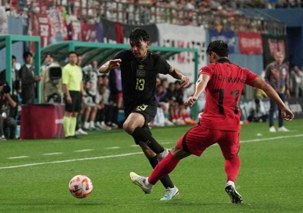 (230620) -- DAEJEON, June 20, 2023 -- Leonardo Menjivar (L) of El Salvador vies with Hwang Heechan of South Korea during a friendly match between South Korea and El Salvador in Daejeon, South Korea, June 20, 2023. (Photo by Xinhua) (SP)SOUTH KOREA-DAEJEON-FOOTBALL-FRIENDLY MATCH-SOUTH KOREA VS EL SALVADOR JamesxLee 