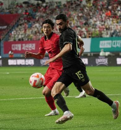 (230620) -- DAEJEON, June 20, 2023 -- Alexander Roldan (R) of El Salvador vies with Cho Guesung of South Korea during a friendly match between South Korea and El Salvador in Daejeon, South Korea, June 20, 2023. (Photo by Xinhua) (SP)SOUTH KOREA-DAEJEON-FOOTBALL-FRIENDLY MATCH-SOUTH KOREA VS EL SALVADOR JamesxLee 