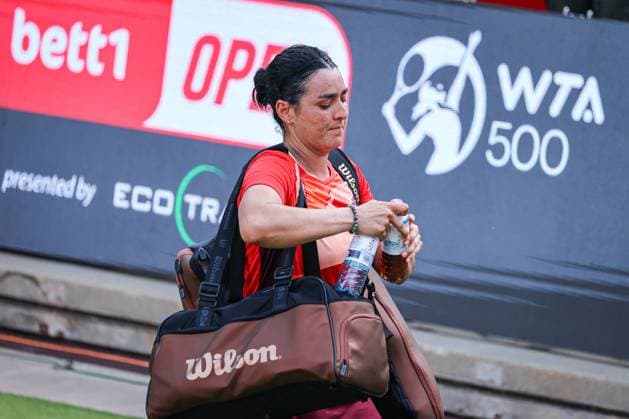 Ons JABEUR TUN leaves the Steffi Graf Stadium after her defeat against Jule NIEMEIER GER, bett1open presented by ecotrans Group, Berlin, LTTC Rot Weiß Berlin, 20 06 2023, Copyright: xClaudioxGärtnerx