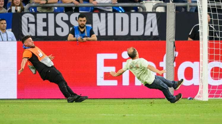 Bilder des Jahres 2023, Sport 06 Juni Sport Themen der Woche KW25 Sport Bilder des Tages ein Flitzer der - letzten Generation - auf dem Rasen rutscht aus, ebenso ein Ordner, kurios Fussball Freundschaftsspiel, Deutschland (GER) - Kolumbien (COL), am 20.06.2023 in Gelsenkirchen Deutschland. Â *** a streaker of the last generation on the lawn slips, as well as a steward, curious football friendly match, Germany GER Colombia COL , on 20 06 2023 in Gelsenkirchen Germany Â