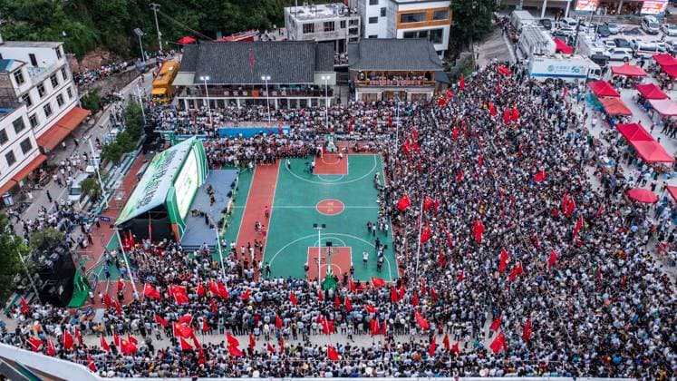 Sport Themen der Woche KW25 Sport Bilder des Tages (230620) -- TAIJIANG, June 20, 2023 -- Aerial photo taken on June 20, 2023 shows spectators gathering to wait for the match to begin at the China s Village Basketball Competition in Taipan Village, Taijiang County, southwest China s Guizhou Province. China s Village Basketball Competition was launched with a match between Team Qiandongnan Miao and Dong Autonomous Prefecture and Team Linxia Hui Autonomous Prefecture in Taipan Village on Tuesday. The organizers stated that the competition aims to encourage villagers from across the country to form basketball teams representing their townships or villages. The finals are scheduled to take place in Taijiang this coming October. Basketball has a long-standing tradition in Qiandongnan Miao and Dong Autonomous Prefecture, where Taipan Village is located. Initially, basketball games were part of the celebrations of the Miao ethnic harvest festival during the sixth month of the Chinese lunar calendar. ) (SP)CHINA-GUIZHOU-TAIJIANG-VILLAGE BASKETBALL COMPETITION-LIFESTYLE(CN) TaoxLiang 