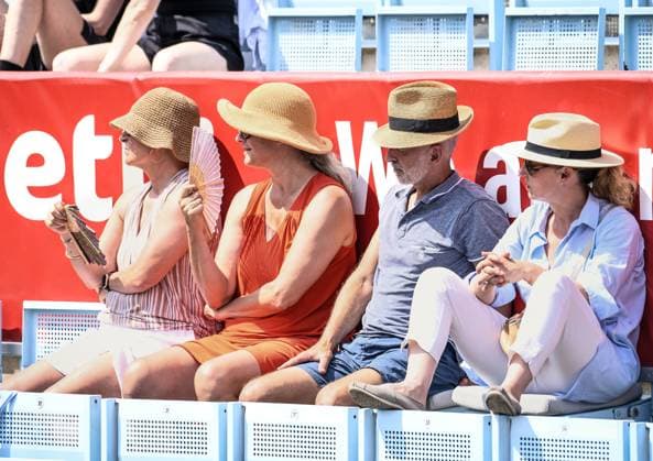 21 06 2023, xlakx, sport tennis, WTA Tour 2023 in Berlin emspor, v l spectator with fan and sun hat Berlin
