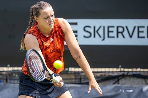 Berlin, 21 06 23, Tennis Grass Court Championships Berlin at Steffi Graf Stadium Women, Doubles, Jule Niemeier and Noma Noha Akugue GER Alexa Guarachi CHI and Erin Routliffe NZL Jule Niemeier Germany returns the ball bett1open 2023 Grass Court Championships Berlin
