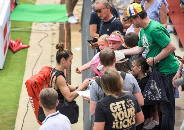 21 06 2023, xlakx, sports tennis, WTA Tour 2023 in Berlin emspor, v l Maria Sakkari Greece signs autographs after winning victory Berlin