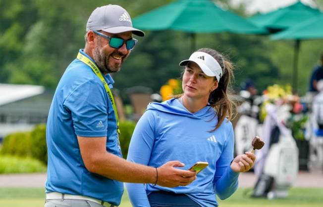 June 21, 2023, Springfield, NJ, USA: Linn Grant (SWE) eats an ice cream bar as she talks with her coach as she practices her putting at the KPMG Womens Golf Championship at Baltusrol Golf Club in Springfield, NJ on June 21, 2023. Eclipse Sportswire CSM Springfield USA - ZUMAcs17 20230621_zaf_cs17_006 Copyright: xScottxSeriox