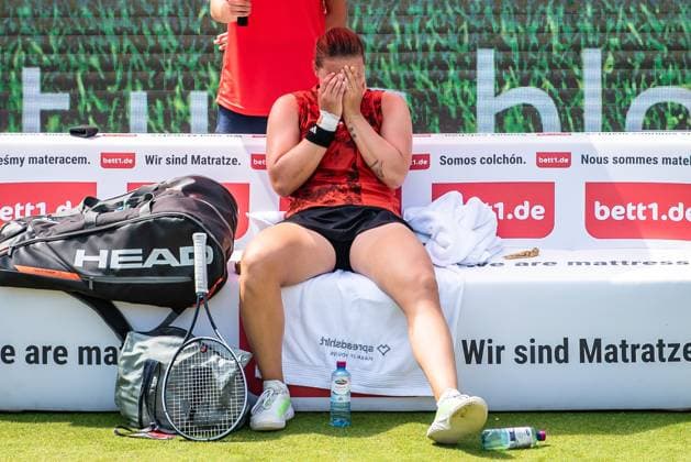 Bett1 Open WTA 500 Berlin, 22 06 2023 Jule Niemeier Germany cries after injury Bett1 Open WTA 500 Steffi Graf Stadium, Rot Weiss Tennis Club, Berlin, 22 06 2023 Bett1Open Copyright: xBEAUTIFULxSPORTS LucianoxLimax