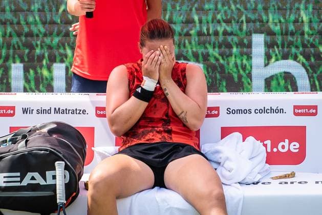 Bett1 Open WTA 500 Berlin, 22 06 2023 Jule Niemeier Germany cries after injury Bett1 Open WTA 500 Steffi Graf Stadium, Rot Weiss Tennis Club, Berlin, 22 06 2023 Bett1Open Copyright: xBEAUTIFULxSPORTS LucianoxLimax