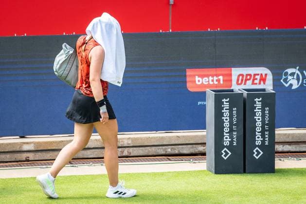 Bett1 Open WTA 500 Berlin, 22 06 2023 Jule Niemeier Germany leaves the match after an injury Bett1 Open WTA 500 Steffi Graf Stadium, Rot Weiss Tennis Club, Berlin, 22 06 2023 Bett1Open Copyright: xBEAUTIFULxSPORTS LucianoxLimax