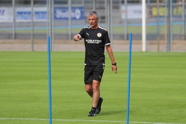 22 06 2023, xgox, football 2 Bundesliga, football 2 Bundesliga, Eintracht Braunschweig kick-off training emspor, v l Jens Haertel Braunschweig, coach gives instructions, gestures with arms, gesticulate, gives instructions DFL DFB REGULATES PROHIBIT ANY USE OF PHOTOGRAPHS AS IMAGE SEQUENCES AND OR QUASI VIDEO Braunschweig