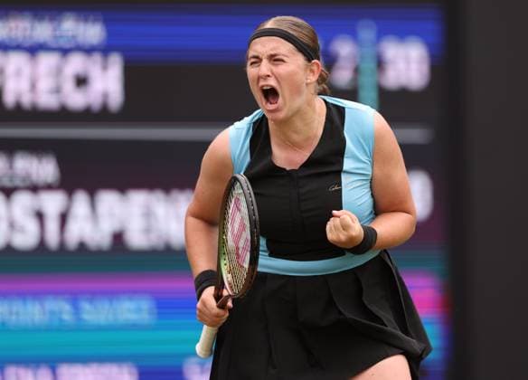 Sport Bilder des Tages Mandatory Credit: Photo by Ryan Browne Shutterstock (13977105bv) Barbora Krejcikova of the Czech Republic celebrates winning her quarter-final match. Rothesay Classic, Day Five, Tennis, Edgbaston Priory Club, Birmingham, UK - 23 Jun 2023 Rothesay Classic, Day Five, Tennis, Edgbaston Priory Club, Birmingham, UK - 23 Jun 2023 Copyright: xRyanxBrowne Shutterstockx 13977105bv