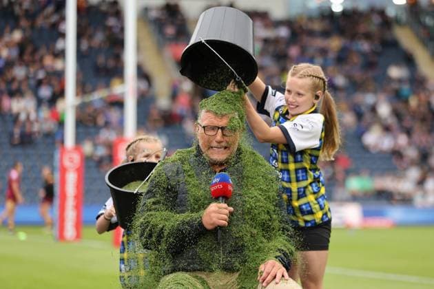 Bilder des Jahres 2023, Sport 06 Juni Sport Themen der Woche KW25 Sport Bilder des Tages Leeds Rhinos v Huddersfield Giants Betfred Super League Rob Burrows Daughters Maya and Macy pour buckets of grass over the head of Sky Sports presenter Barrie McDermott after a quiz in tribute to their father Rob Burrow ahead of Leeds Rhinos vs Huddersfield Giants in the Betfred Super League match at Headingley Stadium, Leeds Copyright: xStephenxGauntx FIL-18657-0060 UK Newspapers OUT