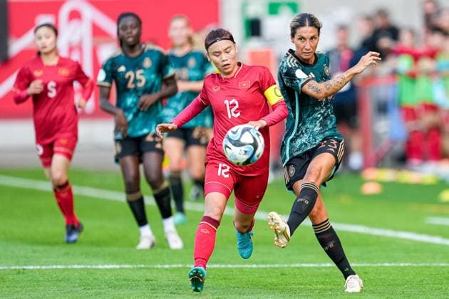 v li Pham Hai Yen Vietnam, 12 , Sara Doorsoun Khajeh DFB Women, 23 , duel, tackle, tackling, dynamic, action, action, 24 06 2023, Offenbach am Main Germany , football, international womens match, Germany Vietnam, DFB DFL REGULATIONS PROHIBIT ANY USE OF PHOTOGRAPHS AS IMAGE SEQUENCES AND OR QUASI VIDEO xozx