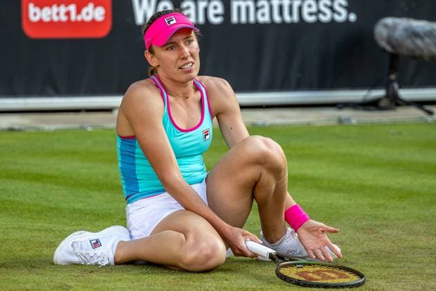 Berlin, 24 06 23, Tennis Grass Court Championships Berlin at Steffi Graf Stadium women, singles, semifinals, Alexandrova Russia Kvitova Czech Republic Ekaterina Yevgenyevna Alexandrova Russia squats on the ground bedt1open 2023 Grass Court Championships Berlin