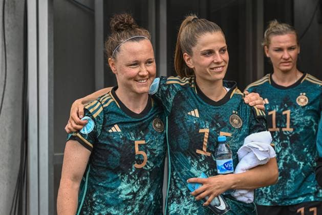 24 06 2023, GER, soccer, international match women, 2022 2023, Germany Vietnam Marina Hegering 5 Germany and Tabea Sellner 15 Germany on the way to the substitutes bench Offenbach am Main Stadion am Bieberer Berg Hesse Germany