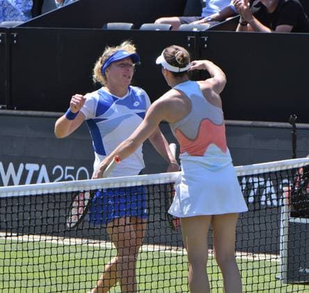 25 06 2023 Tennis, WTA, Bad Homburg Open 2023 Farewell match of tennis player Andrea Petkovic GER Andrea Petkovic thanks first opponent Anna Lena Friedsam, emspor, DFL regulations prohibit any use of photographs as image sequences and or quasi video