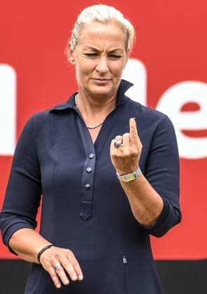 25 06 2023, xlakx, sports tennis, WTA Tour 2023 in Berlin emspor, v l Barbara Rittner watching a ladybug on your finger Berlin