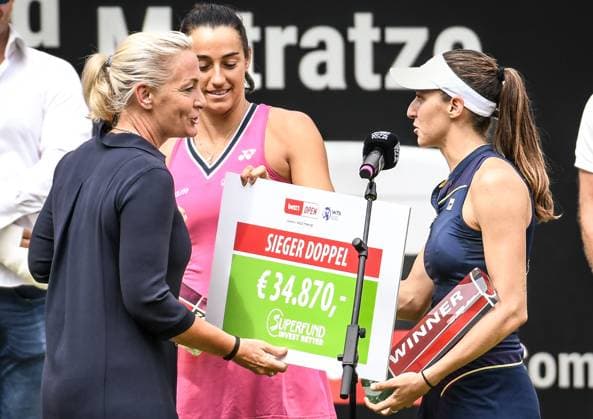 25 06 2023, xlakx, sports tennis, WTA Tour 2023 in Berlin emspor, f l Barbara Rittner presents the winner check doubles to Caroline Garcia France ,Luisa Stefani Brazil Berlin