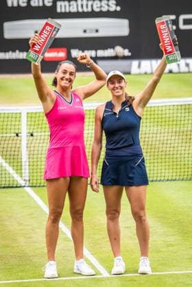 Bett1 Open WTA 500 Berlin, 25 06 2023 Caroline Garcia France Luisa Stefani Brazil The championship winners pose with the trophy Bett1 Open Final WTA 500 Steffi Graf Stadium, Rot Weiss Tennis Club, Berlin, 25 06 2023 Bett1Open Copyright: xBEAUTIFULxSPORTS LucianoxLimax