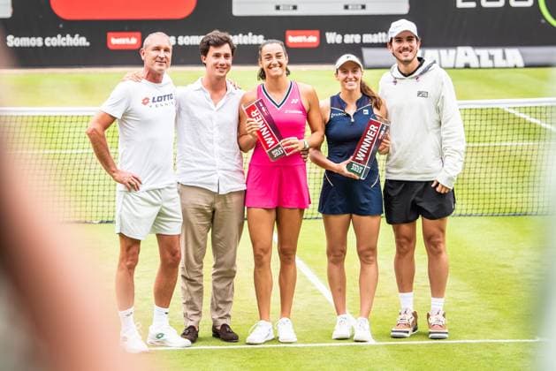Bett1 Open WTA 500 Berlin, 25 06 2023 Caroline Garcia France Luisa Stefani Brazil The championship winners pose with the trophy and coach Bett1 Open Final WTA 500 Steffi Graf Stadium, Rot Weiss Tennis Club, Berlin, 25 06 2023 Bett1Open Copyright: xBEAUTIFULxSPORTS LucianoxLimax
