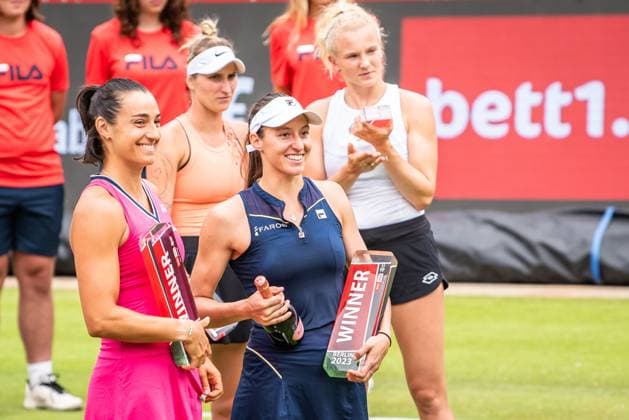Bett1 Open WTA 500 Berlin, 25 06 2023 Caroline Garcia France Luisa Stefani Brazil The championship winners pose with the trophy Bett1 Open Final WTA 500 Steffi Graf Stadium, Rot Weiss Tennis Club, Berlin, 25 06 2023 Bett1Open Copyright: xBEAUTIFULxSPORTS LucianoxLimax