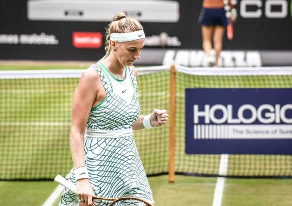 24 06 2023, xlakx, sports tennis, WTA Tour 2023 in Berlin emspor, v l Petra Kvitova Czech Republic , gestures, gesturing with arms, smiles, smiles, laughter, smile Berlin