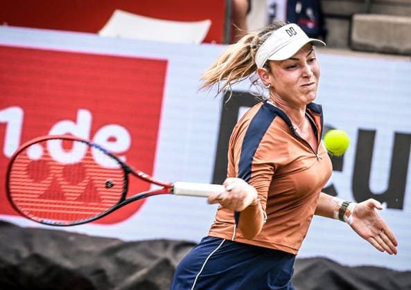 24 06 2023, xlakx, sports tennis, WTA Tour 2023 in Berlin emspor, v l Donna Vekic Croatia ,focused, concentrated, plays the ball Berlin