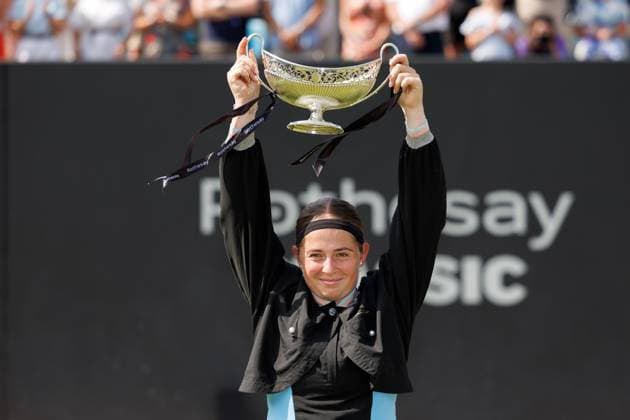 Sport Bilder des Tages Mandatory Credit: Photo by Ryan Browne Shutterstock (13977110ac) Jelena Ostapenko of Latvia poses with the Rothesay Classic Trophy. Rothesay Classic, Day Seven, Tennis, Edgbaston Priory Club, Birmingham, UK - 25 Jun 2023 Rothesay Classic, Day Seven, Tennis, Edgbaston Priory Club, Birmingham, UK - 25 Jun 2023  Copyright: xRyanxBrowne Shutterstockx 13977110ac