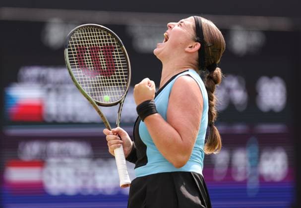Sport Bilder des Tages Mandatory Credit: Photo by Ryan Browne Shutterstock (13977110ah) Jelena Ostapenko of Latvia celebrates winning the Rothesay Classic Trophy. Rothesay Classic, Day Seven, Tennis, Edgbaston Priory Club, Birmingham, UK - 25 Jun 2023 Rothesay Classic, Day Seven, Tennis, Edgbaston Priory Club, Birmingham, UK - 25 Jun 2023  Copyright: xRyanxBrowne Shutterstockx 13977110ah