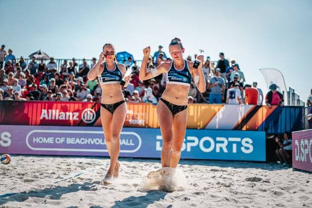 Sport Themen der Woche KW25 Sport Bilder des Tages Beachvolleyball Frauen Saison 2023 German Beach Tour Chenoa Christ Kim van de Velde vs. Lea Kunst Leonie Körtzinger 25.06.2023 Lea Kunst (2, Links) und Leonie Körtzinger (1, Rechts) gewinnen den German Beach Tour Stop in Düsseldorf Düsseldorf Robert-Lehr-Ufer Nordrhein-Westfalen Deutschland *** Beach Volleyball Women Season 2023 German Beach Tour Chenoa Christ Kim van de Velde vs Lea Kunst Leonie Körtzinger 25 06 2023 Lea Kunst 2, Left and Leonie Körtzinger 1, Right win German Beach Tour stop in Düsseldorf Düsseldorf Robert Lehr Ufer Nordrhein Westfalen Germany.