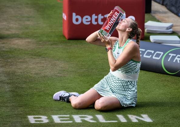 24 06 2023, xlakx, sports tennis, WTA Tour 2023 in Berlin emspor, v l Petra Kvitova Czech Republic kuesst the cup in sitting Berlin