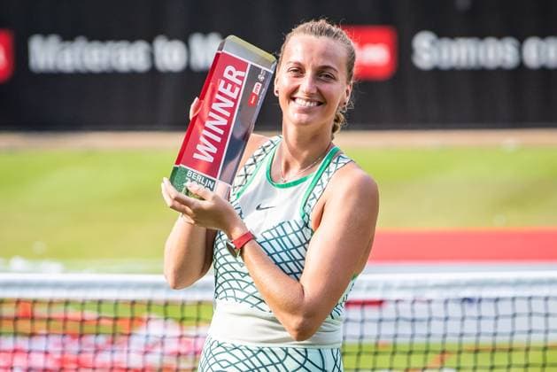 Bilder des Jahres 2023, Sport 06 Juni Sport Themen der Woche KW25 Sport Bilder des Tages Bett1 Open WTA, Tennis Damen 500. Berlin, 24.06.2023 Petra Kvitova (Tschechien) feiert den Titel und hebt die Trophaee Bett1 Open Finale WTA 500. Steffi Graf Stadion, Rot-Weiss Tennis Club, Berlin, 24.06.2023 Bett1Open *** Bett1 Open WTA 500 Berlin, 24 06 2023 Petra Kvitova Czech Republic celebrates the title and raises the trophy Bett1 Open Final WTA 500 Steffi Graf Stadium, Rot Weiss Tennis Club, Berlin, 24 06 2023 Bett1Open Copyright: xBEAUTIFULxSPORTS LucianoxLimax