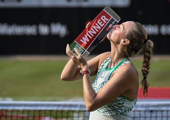 24 06 2023, xlakx, sports tennis, WTA Tour 2023 in Berlin emspor, v l Petra Kvitova Czech Republic holds the cup in her hand and kisses it with her mouth Berlin