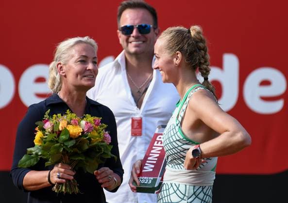 24 06 2023, xlakx, sports tennis, WTA Tour 2023 in Berlin emspor, f l Barbara Rittner holding a bouquet of flowers and Petra Kvitova Czech Republic holding the trophy Berlin