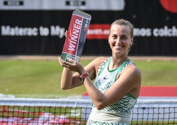 24 06 2023, xlakx, sports tennis, WTA Tour 2023 in Berlin emspor, v l Petra Kvitova Czech Republic holds the trophy Berlin