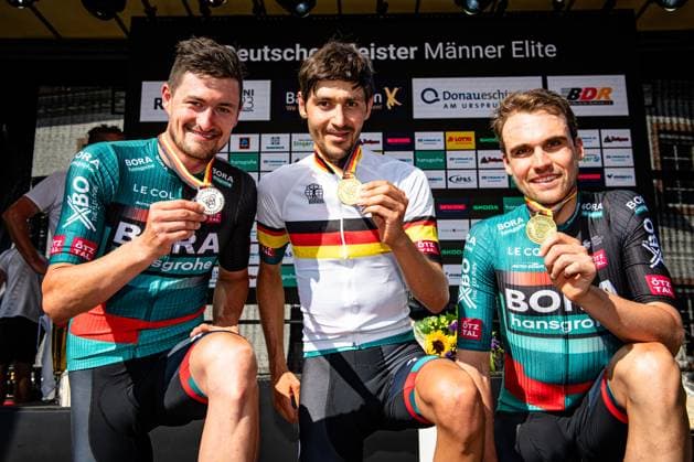 Bilder des Jahres 2023, Sport 06 Juni Sport Themen der Woche KW25 Sport Bilder des Tages DENZ Nico, BUCHMANN Emanuel, SCHACHMANN Maximilian: National Championships Road cycling, Rad, Radsport, Strasse 2023 - RR Elite Men DENZ Nico ( GER ) - Second Place - BUCHMANN Emanuel ( GER ) - Winner - First Place - SCHACHMANN Maximilian ( GER ) Third Place - BORA - HANSGROHE ( BOH ) - GER Award Ceremony Medal Ceremony Podium - Querformat - quer - horizontal - Landscape - Event Veranstaltung: National Championships - Road Cycling - Category Kategorie: Cycling - Road Cycling - Elite Men - Location Ort: Europe Germany - Baden Württemberg - Start: Donaueschingen - Finish - Bad Dürrheim ( Baden Württemberg ) - Discipline: Road Race ( RR ) - National Championships - Distance: 215 km - Date Datum: 25.06.2023 Sunday - *** DENZ Nico, BUCHMANN Emanuel, SCHACHMANN Maximilian National Championships Road Cycling 2023 RR Elite Men DENZ Nico GER Second Place BUCHMANN Emanuel GER Winner First Place SCHACHMANN Maximilian GER Third Place BORA HANSGROHE BOH GER Award Ceremony Medal Ceremony Podium Landscape Event National Championships Road Cycling Category Category Cycling Road Cycling Elite Men Location Location Europe Germany Baden Württemberg Start Donaueschingen Finish Bad Dürrheim Baden Württemberg Discipline Road Race RR National Championships Distance 215 km Date Date 25 06 2023 Sunday