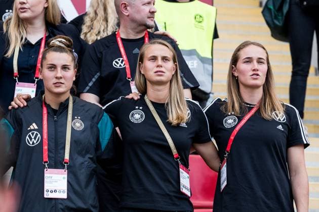 Laenderspiel Germany Vietnam 24 06 2023 During the anthem Carlotta Wamser Germany , Klara Buehl Germany, 19 , Sydney Lohmann Germany, 8 Laenderspiel Germany Vietnam, Offenbach, Stadion am Bieberer Berg Copyright: xBEAUTIFULxSPORTS Wunderlx