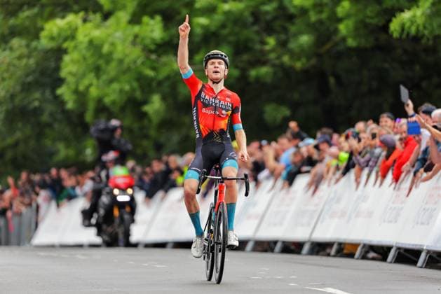 Bilder des Jahres 2023, Sport 06 Juni Sport Themen der Woche KW25 Sport Bilder des Tages 2023 British National Road Championships Picture by Alex Whitehead SWpix.com - 25 06 2023 - Cycling - 2023 British National Road Championships - Saltburn-by-the-Sea, North Yorkshire, England - Men™s Road Race - Fred Wright of Bahrain-Victorious wins and dedicates it to teammate and friend Gino Mader RIP Copyright: x xSWpix.comx(t axPhotographyxHubxLtd)xAlexxWhitehead SWpix.comx SWP-1852-2795