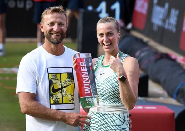 24 06 2023, xlakx, sports tennis, WTA Tour 2023 in Berlin emspor, f l Petra Kvitova Czech Republic and coach Jiri Vanek ,jubilation joy,hug Berlin