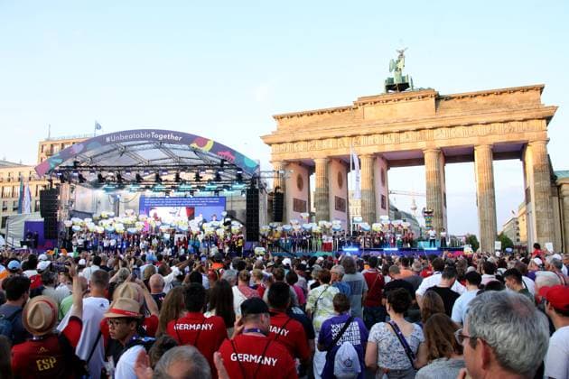 Bilder des Jahres 2023, Sport 06 Juni Sport Themen der Woche KW25 Sport Bilder des Tages DEU, Special Olympics Abschlussfeier, 25.06.2023, Brandenburger Tor, Berlin, DEU, Special Olympics Abschlussfeier, im Bild Alle Nationen kamen noch einmal zusammen Foto: Juergen Engler nordphoto GmbH *** DEU, Special Olympics Closing Ceremony, 25 06 2023, Brandenburg Gate, Berlin, DEU, Special Olympics Closing Ceremony, in picture All nations came together once again Foto Juergen Engler nordphoto GmbH nordphotoxGmbHx xEngler nph00076