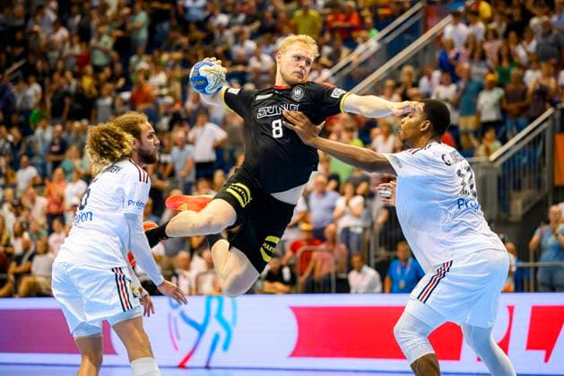 Sport Themen der Woche KW25 Sport Bilder des Tages Hannover, Deutschland 25. Juni 2023: Handball U21, U 21 WM - Hauptrunde - Deutschland vs. Frankreich v.li. Matteo Fadhuile-Crepy (Frankreich), Matthes Langhoff (Deutschland VfL Potsdam), Gautier Loredon (Frankreich) Magdeburg Getec Arena Deutschland *** Hannover, Germany 25 June 2023 Handball U21 World Cup Main Round Germany vs France v li Matteo Fadhuile Crepy France , Matthes Langhoff Germany VfL Potsdam , Gautier Loredon France Magdeburg Getec Arena Germany